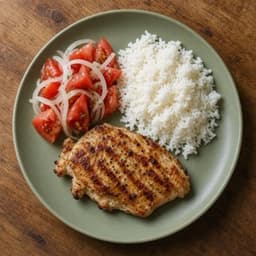 Almuerzo con ensalada chilena: pollo, arroz y tomate