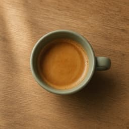 Un café en taza de cerámica — un gasto chico del día
